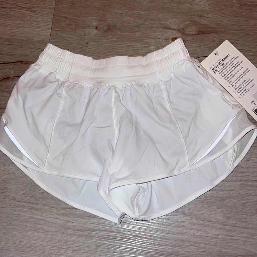 lululemon hotty hot LR short 2.5” lined